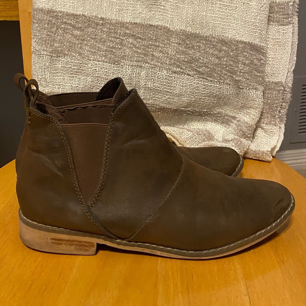 Brown chelsea boots, super comfy!